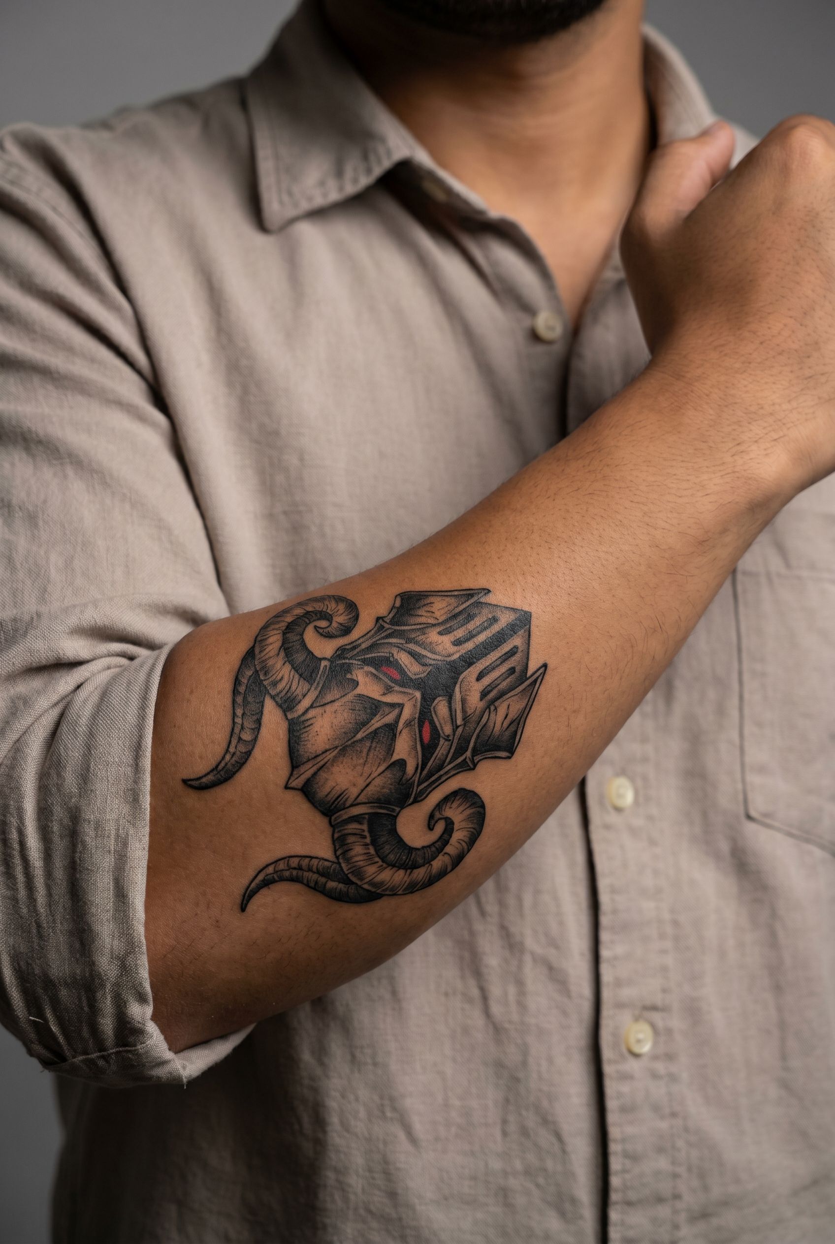 Tatouage du casque cornu de l'armure du Berserker aux yeux rouges