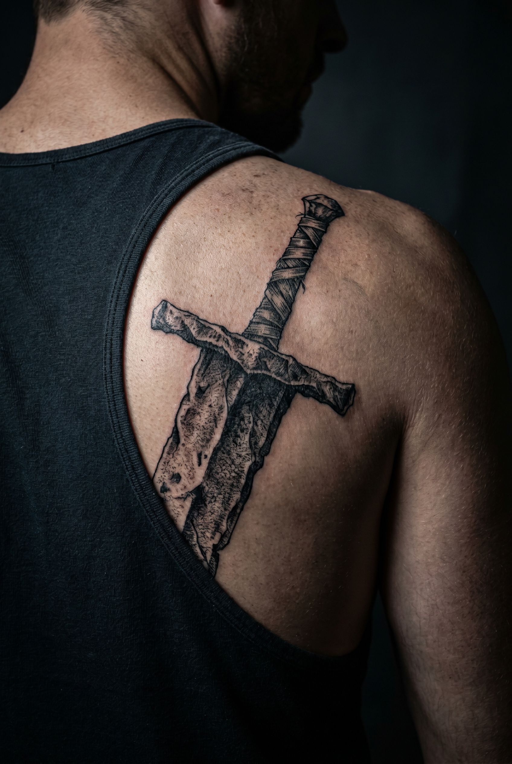 Tatouage de l'épée géante Dragonslayer de Berserk sur l'omoplate