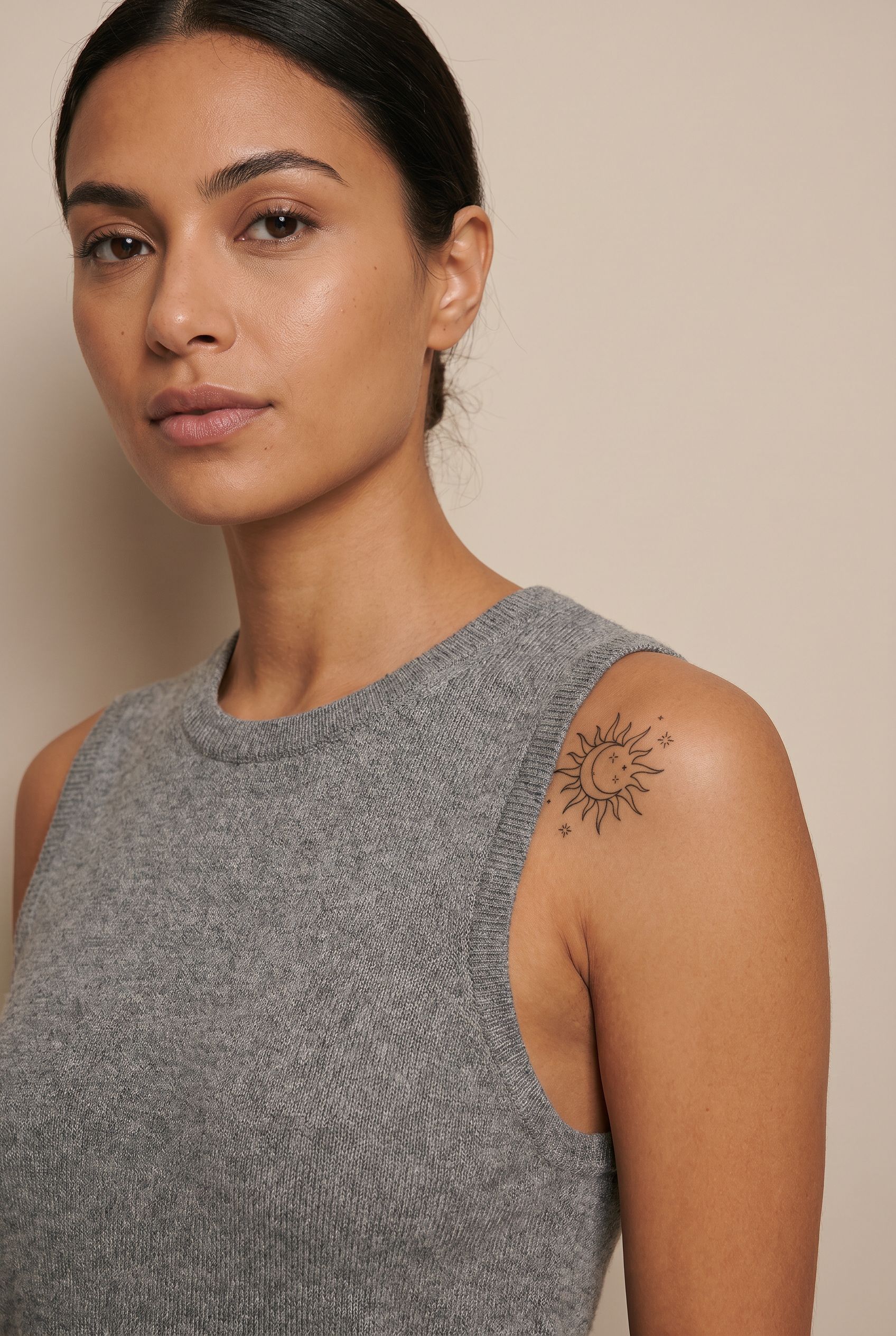 Tatouage complémentaire lune et soleil sur le haut du bras d'une femme