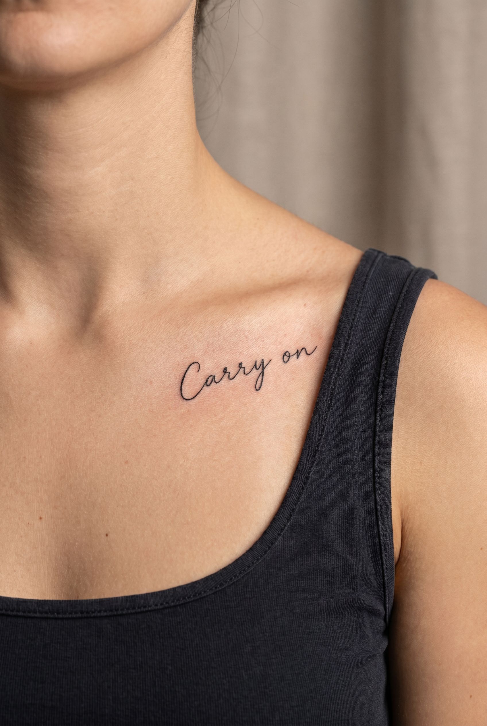 Tatouage lettrage Carry on inspiré de Supernatural sur la clavicule