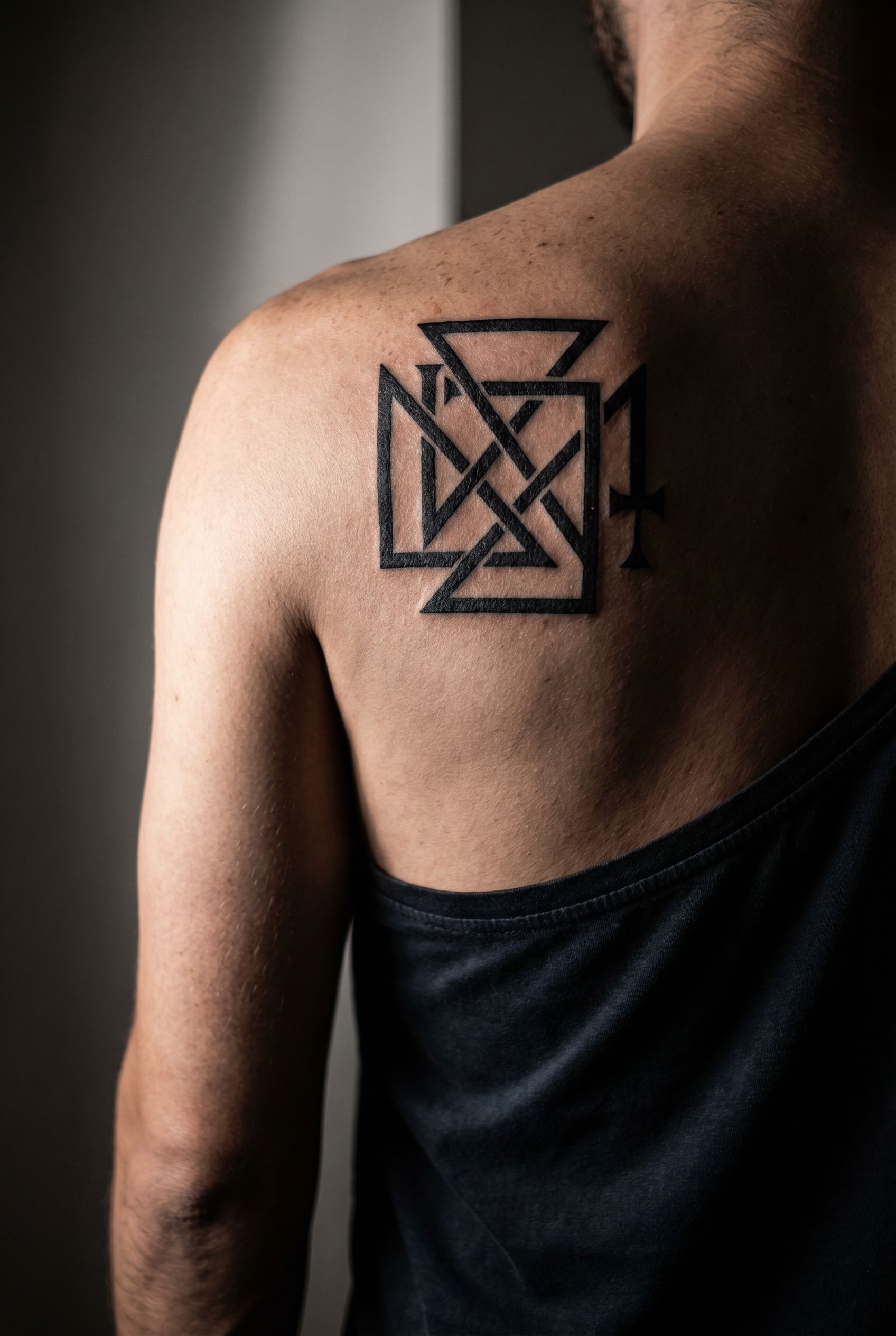 Tatouage du sceau de bannissement des anges inspiré de Supernatural sur l'omoplate