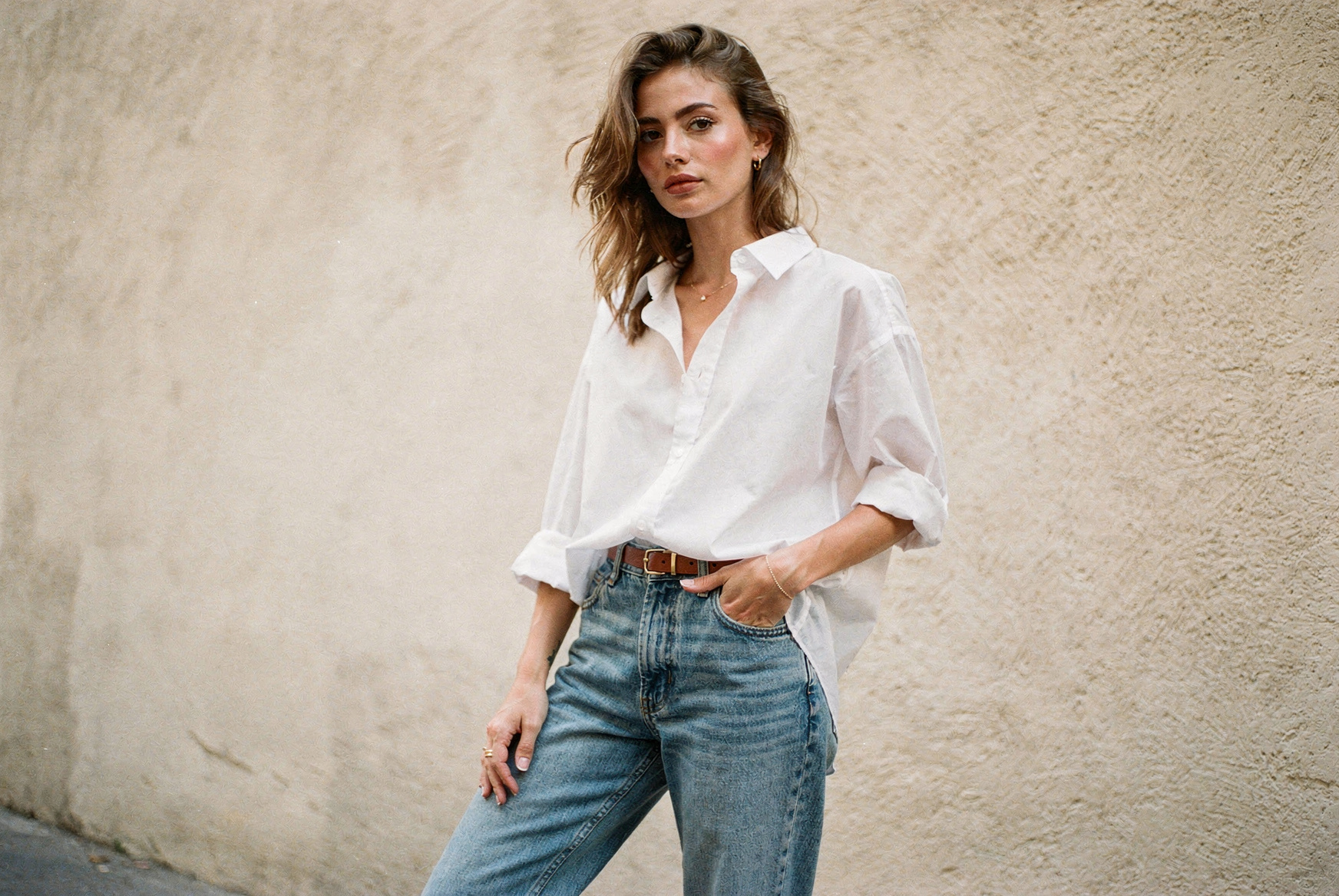 Comment porter la chemise oversize femme sans se noyer dedans ?